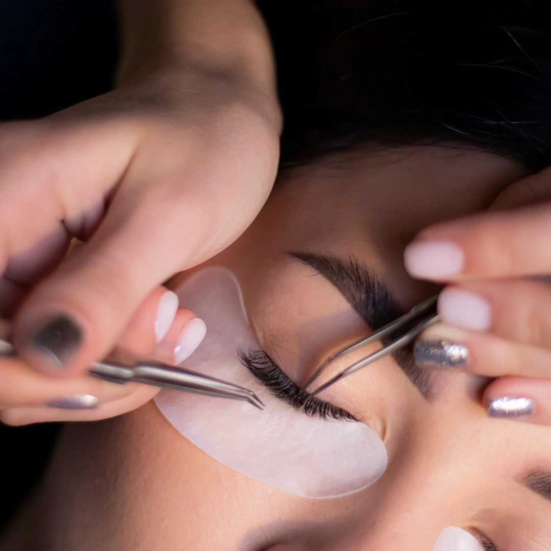 Lash lifting Dubai service – lifted natural lashes by Bella On Call